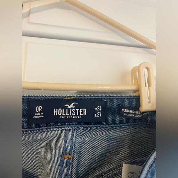 Hollister Ripped Knee Mom Jeans - Picture 6 of 6